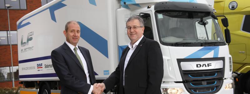 Russell Patmore, Truck Sales Director på DAF (vänster) och Asset Alliance Groups vd Willie Paterson. Foto: Nordic Truckcenter