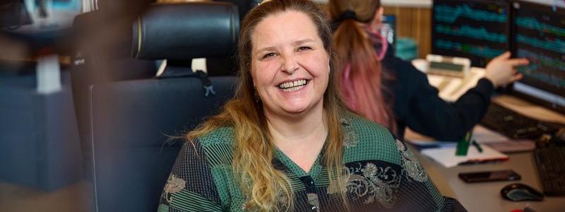 Anette har varit en del av Banedanmark sedan 2005 och arbetar idag som trafikledare och disponeringsledare i Fredericia. Tidigare var hon stationerad i Padborg, där hon hanterade trafiken på sträckan mellan Fredericia och Padborg. Foto: Banedanmark