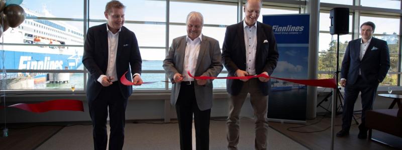 Bandet klipps. Från vänster; Thomas Doepel, Ronny Eriksson och Marco Palmu. Foto: Finnlines