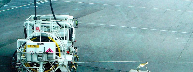 Nytt sätt att tanka ett flygplan. På vissa flygplatser tillåter underjordiska bränsleledningar tankning utan behov av tankbilar. Lastbilar levererar nödvändiga slangar och pumputrustning, men inget bränsle. Foto: Wikipedia Common Lic. Kredit: David Monniaux