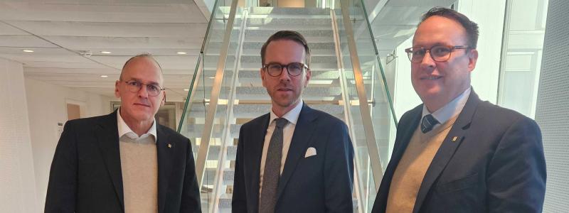 På bilden syns från vänster. Ulric Långberg, Samhällspolitisk chef, Sveriges Åkeriföretag. Andreas Carlson, Infrastruktur- och bostadsminister. Peter Svensson, Teknik och Infrastruktur, Sveriges Åkeriföretag. Foto:  Sveriges Åkeriföretag
