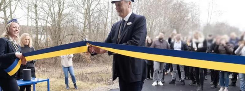 Magnus Eriksson som är VD på LK Armatur klipper banden. Foto: LK Armatur