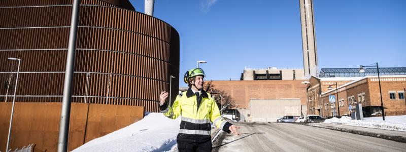 Magnus Hjalmarson Neideman/SvD/TT: Fabian Levihn, forskningschef på Stockholm Exergi framför Värtaverket där den nya tekniken ska utforskas.