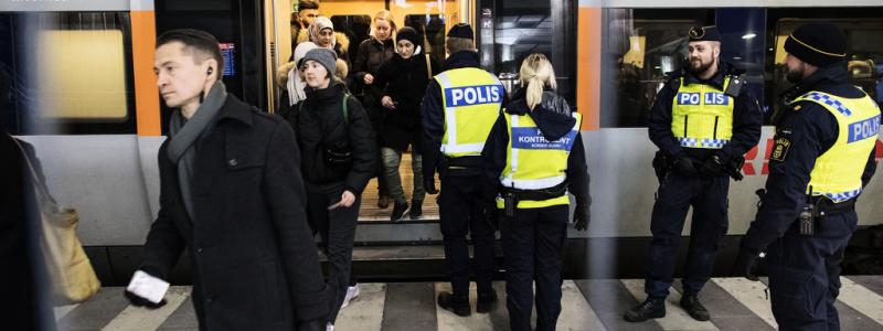 Johan Nilsson/TT: Polis och passkontrollanter på väg ombord för att kontrollera ett Öresundståg på station Hyllie i Malmö. Arkivfoto.