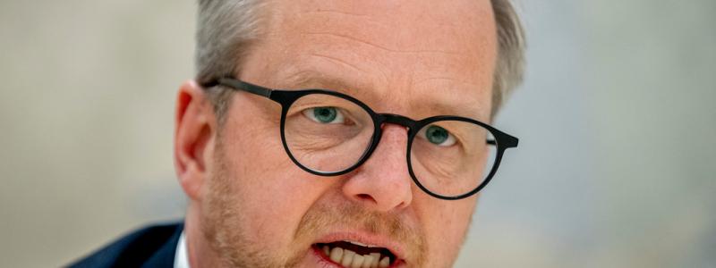 Adam Ihse/TT: Finansminister Mikael Damberg (S) meddelade under ett besök i Göteborg att regeringen förbereder ett krispaket för de höga drivmedelspriserna.