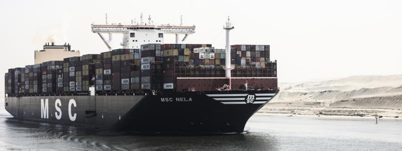 Mohamed Elshahed/AP/TT: Suezkanalens intäkter har ökat efter att man i mars ökade transportavgifterna för fartyg som trafikerar kanalen. Arkivbild.