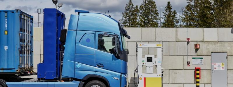 Volvo Lastvagnar/TT: En eldriven lastbil med bränsleceller vid en tankstation på en testbana. Vätgasen förvaras i tuber i en sorts tank bakom förarhytten.