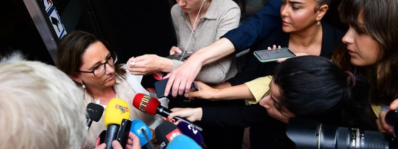 Chris Anderson/TT: Förhandlingsledaren Marianne Hernæs möter media om SAS-förhandlingarna utanför Näringslivets hus i Stockholm.