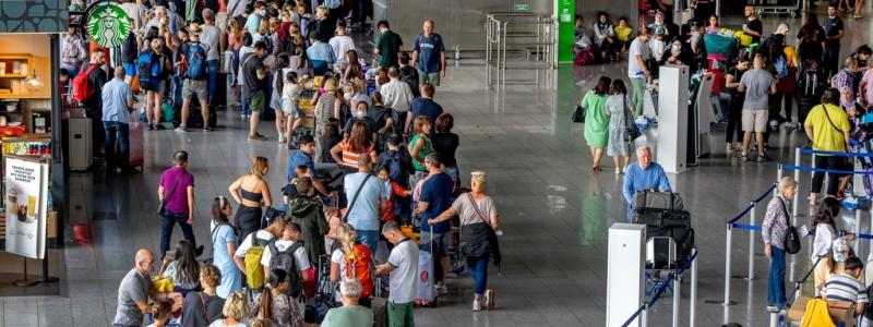 Michael Probst/AP/TT: Köerna ringlar på flygplatsen i Frankfurt inför onsdagens strejk mot Lufthansa. Arkivbild.
