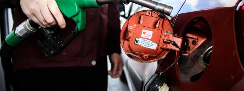 Erik Simander/TT: I oktober kan bensin och dieselpriserna öka med några kronor per liter när den tillfälliga skattesänkningen på fem månader som riksdagen beslutade om i våras upphör att gälla. Arkivbild.