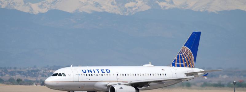 David Zalubowski/AP/TT: Ett United Airlines-flygplan som är på väg att lyfta från Denvers internationella flygplats. Arkivbild.