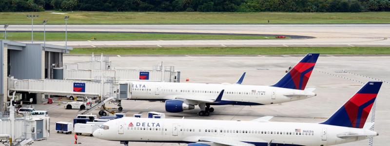 Chris O'Meara/AP/TT: Två flygplan från Delta Airlines vid Tampas internationella flygplats. Arkivbild.