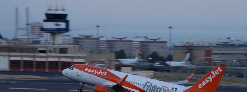 Armando Franca/AP/TT: En Airbus 320 tillhörande flygbolaget Easyjet lyfter från Lissabons flygplats. Arkivbild.