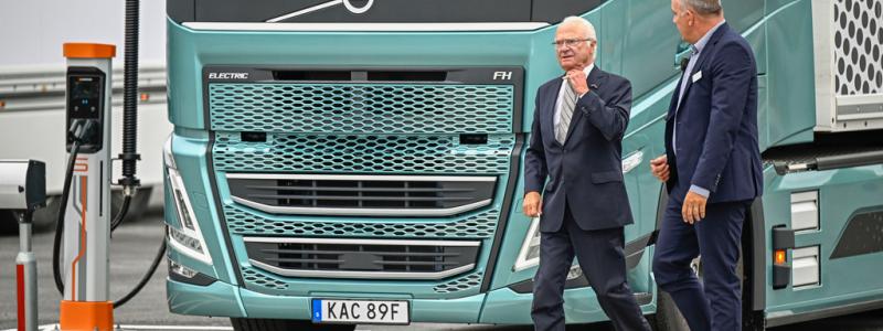 Björn Larsson Rosvall/TT: 2022 blev ett rekordår för Volvo Lastvagnar, som ingår i Volvokoncernen. I oktober besökte kung Carl XVI Gustaf fabriken i Tuve och tog en provtur med lastbil.