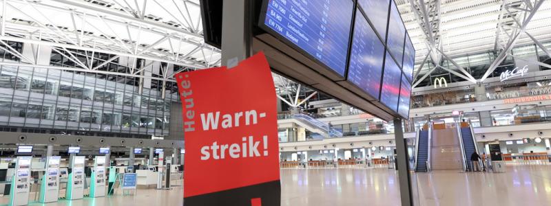 AP/TT: Det tyska facket EVG, som organiserar järnvägs- och busspersonal, har utlyst en landsomfattande strejk på fredagen. Bild från strejken i slutet av mars.
