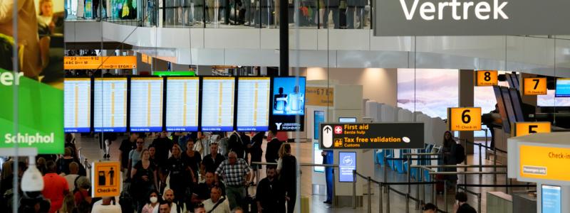 Peter Dejong/AP/TT: Amsterdams flygplats Schiphol. Frankrike vill införa en gräns för hur billig en flygbiljett inom Europa får vara. Arkivbild.