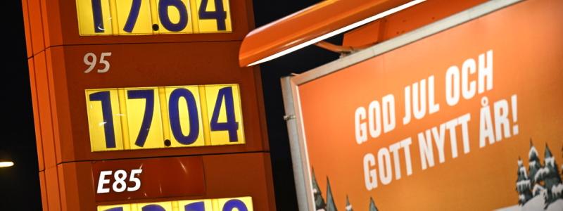 Johan Nilsson/TT: Sänkta drivmedelspriser vid en Ingo mack i centrala Malmö tidigt på nyårsdagens morgon.