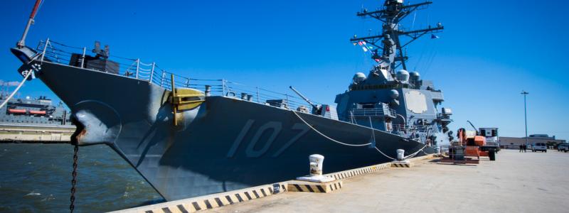 John C. Clark/AP/TT: Den amerikanska flottans jagare USS Gravely var en av de enheter som ryckte ut till containerfartyget Mærsk Hangzhous hjälp. Arkivbild.