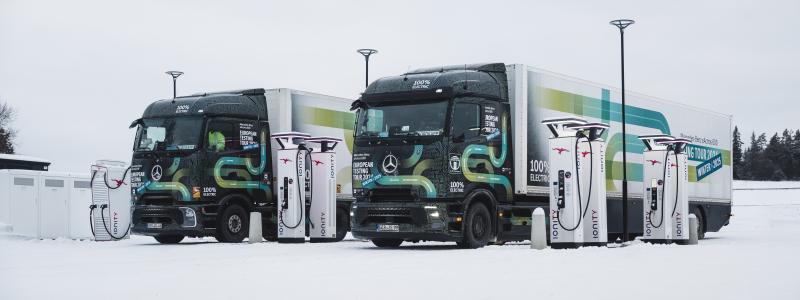 Eldrivna tunga lastbilars marknadsandel har på ett år gått från 4,6 % till 12 %. Här är två Mercedes-Benz eActros 600 som nyligen var på vintertester i Sverige. Foto. elife