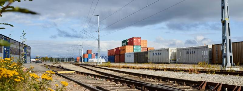 Den nya bron ska byggas över järnvägen och syftar till att förbättra tillgängligheten till Haraholmens industriområde och Piteå Hamn. Foto: Maria Fäldt