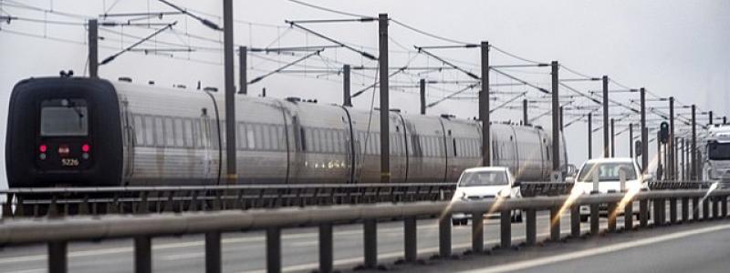 Tåg och bil på Stora Bältbron. Foto: News Oresund/Wikimedia Commons