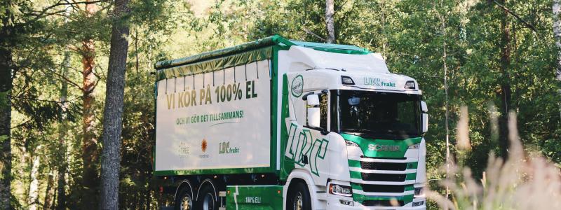 Premiär för eldriven lastbil för skogsindustritransporter vid Skoghalls bruk.Flisbilen kommer att transportera cellulosaflis från de regionala sågverken till bruket i Skoghall. Foto: LBC Frakt