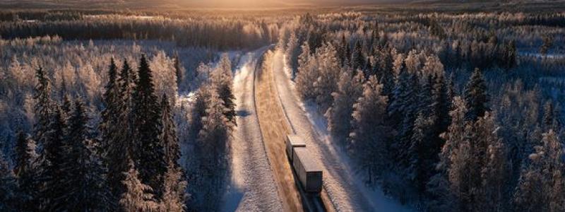 Det finns inga skäl att skärpa kraven på vinterdäck och däckutrustning ytterligare för tunga fordon. Foto: Adobe Stock