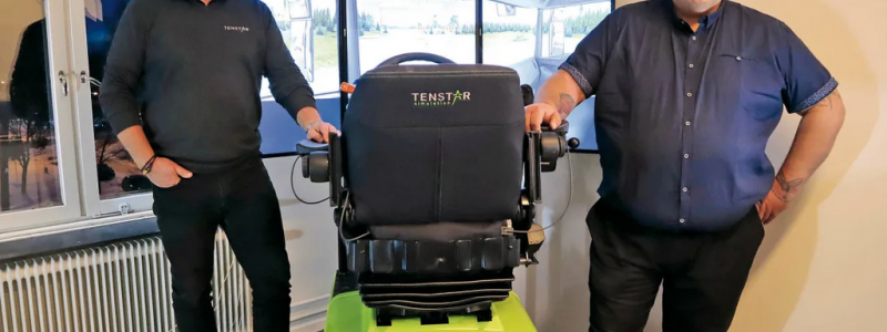 Lasse Holm, Tenstar Simulation och Pär Dahlstedt på Svea Trafikcenter med lastbilssimulatorn. Foto: Svea Trafikcenter