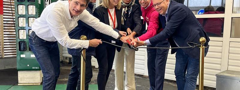 Mattias Tingvall, GoCiklo, Patrik Lindergren, Vialumina, Helena Lindqvist, Nordstan, Malin Andersson, Drive Sweden, Hans Skruvfors, Foodora, och Business Region Göteborgs ordförande Mattias Jonsson klipper symboliskt av elkabeln. Den behövs inte längre. Fotograf: Christian Borg/Business Region Göteborg
