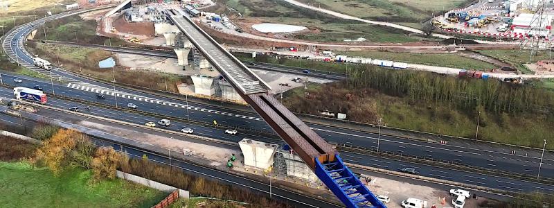 Det 4 600 ton tunga brodäcket sköts över motorvägen M6 utan att trafiken behövde stoppas. Foto: Höghastighetsprojektet H2