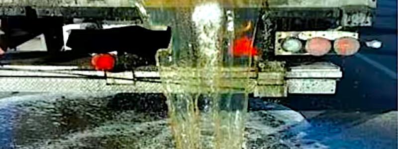 Vätska av slem, blod och smältvatten rinner från en lastbil med laxtransport på norska vägar. Foto: Statens vegvesen.