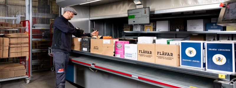 Genom Multiplock och Put to screen kan flera ordrar plockas samtidigt utan spring. Lådan med vin och sprit kan hämtas komplett, som en orderrad, för att adderas till det andra varuplocket till samma kund. Foto: Weland
