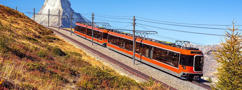 Sträckan i Alperna är känd för sina vidsträckta vyer över Matterhorn och räknas som en av Europas mest spektakulära järnvägar. Foto: Stadler