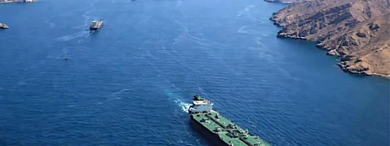 När risken för störningar i Hormuzsundet minskar, faller också priset på råolja snabbt. Samtidigt stärks börser globalt när investerare tolkar vapenvilan som ett tecken på minskad geopolitisk risk. Foto: Observer Research Foundation