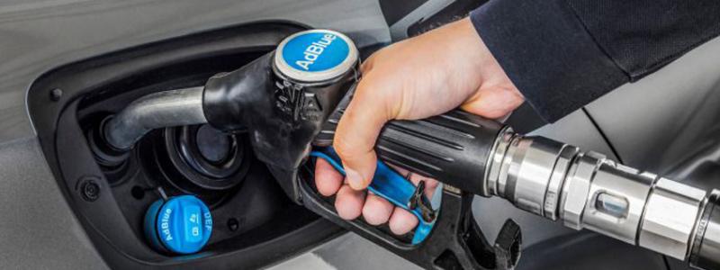 Adblue används i dieselmotorer tillverkade från slutet av 2000-talet för att minska utsläppen av kväveoxider. Vätskan börjar frysa när temperaturen sjunker under minus 11 grader. När den fryser expanderar den och kan skada systemet i fordonet. Foto: Detleffs