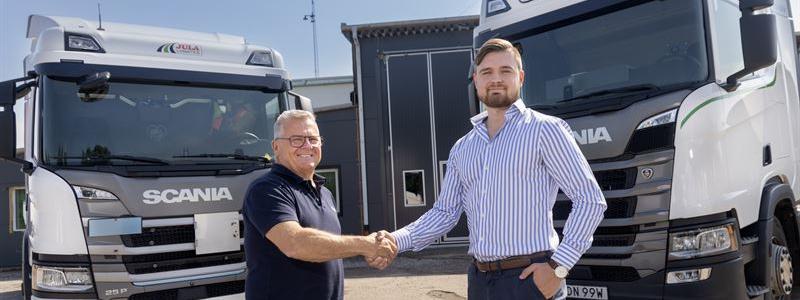 Anders Kron Toveks Lastbilar och Pontus Sahlgren EcoLink tecknar ramavtal om tjugo ellastbilar för regionala transporter. Foto: Scania Sverige AB