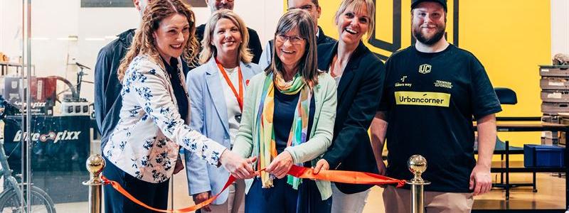 Bandet klipps för Mobilitetshotellet. I främre raden Suzanne Green, stadsmiljöförvaltningen, Helena Lindqvist, Nordstan, Karin Pleijel, kommunalråd (mp) Anastazia Kronberg, Business Region Göteborg och Casper Hjalmarsson, Urbancorner. Delvis dolda bakom ser vi Thomas Röstell, Pling transport, Erik Vikengren, Bike Fixx och Christian Morton-Fincham, Ahlsell. Fotograf: Philip Liljenberg / Mobilitetshotellet