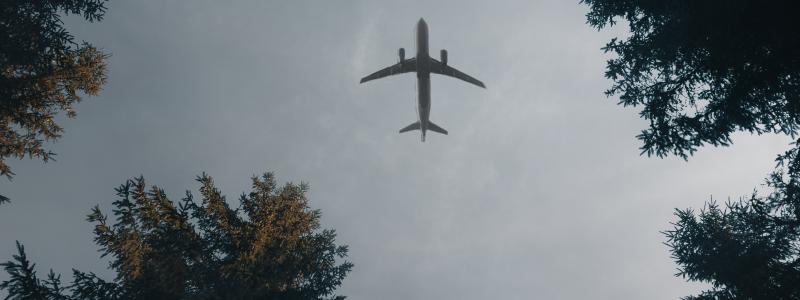 – Umeå har ett strategiskt läge som tillväxtmotor i norra Sverige med viktiga öst–västliga interregionala kopplingar, vilket bör beaktas i den nationella flygstrategin, säger Anders Ågren, kommunstyrelsens ordförande. Foto: adam neumann /unsplash