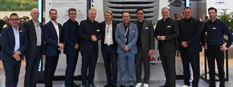 Representanter från AddSecure och Schmitz Cargobull firar sitt fördjupade partnerskap för att driva utvecklingen av uppkopplade transportlösningar i hela Europa. Foto: AddSecure