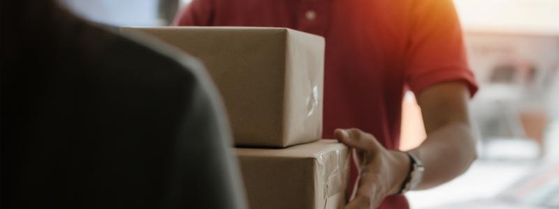 Andelen paket som levererades till ett utlämningsställe stod för 42 procent av leveranserna, medan hemleverans också utgjorde 42 procent och paketskåp 16 procent. Foto: AdobeStock/Descartes