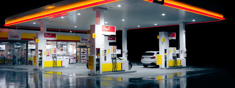 För att motverka höjda drivmedelspriser kommer regeringen i budgetpropositionen för 2025 att avisera ett förslag om sänkt skatt på drivmedel. Foto: adrian susec/unsplash