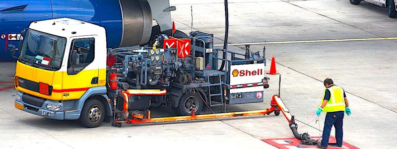 Tankning av ett Airbus i Amsterdams flygplats Schiphol. Foto: Wikipedia Common, GFDL or CC-BY-SA-2.5