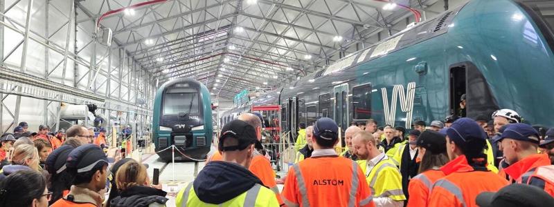 Medarbetare och samarbetspartners samlades vid Alstoms depå i Grorud i Oslo för att fira det 100:e ERTMS-utrustade tåget. Foto: Alstom