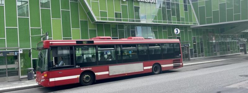 Buss utanför Älvsjö station. Foto: Stina Wickenberg