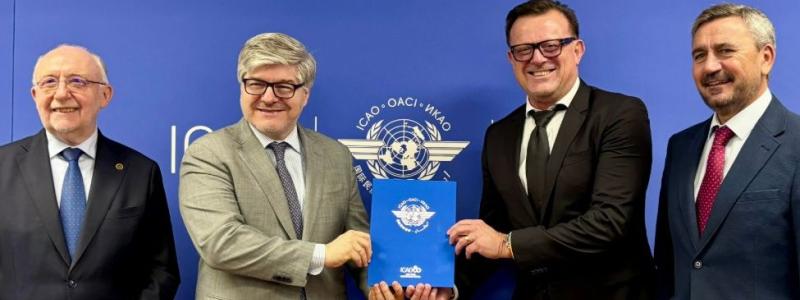 Juan Carlos Salazar, generalsekreterare för Internationella civila luftfartsorganisationen, och Rudy Daniello, vice verkställande direktör för AirOps på Amadeus, i samband med undertecknandet av avtalet. Foto: amadeus