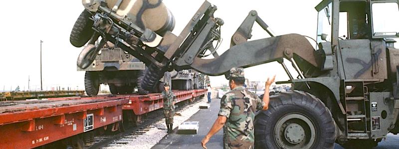 Lastning av militärt material vid järnvägen. Foto:  NARA & DVIDS Public Domain Archive The U.S. National Archives