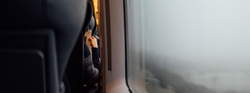 Gamla tåg utan AC, servering eller fräscha toaletter skulle snart ersättas – men enligt Värnamo Nyheter blir de kvar i flera år på sträckan via Värnamo, Gnosjö och Hestra. Foto: ana martin/unsplash