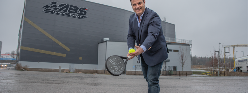 Andie Lahdo och företaget flyttar till en tidigare padelhall i Rosersberg. Foto: ABS Wheels
