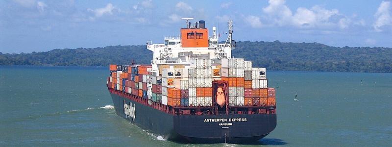 Containerfartyget Antwerpen Express på väg till nästa sluss. Låga vattennivåer i Gatúnsjön har tvingat Panamakanalen att minska antalet dagliga slussningar. Foto: Wikipedia Commons, Kredit: Jean-Philippe Boulet