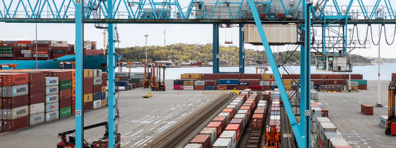 Till APM Terminals Gothenburg kommer 55 procent av godset via järnvägen för att lastas direkt på oceangående fartyg till världsmarknaden. Foto: APM Terminals Gothenburg